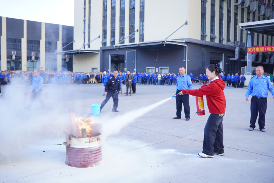 开展消防演习，，，，，筑牢安全防线——ag亚娱电缆2025年度消防演习活动圆满举行